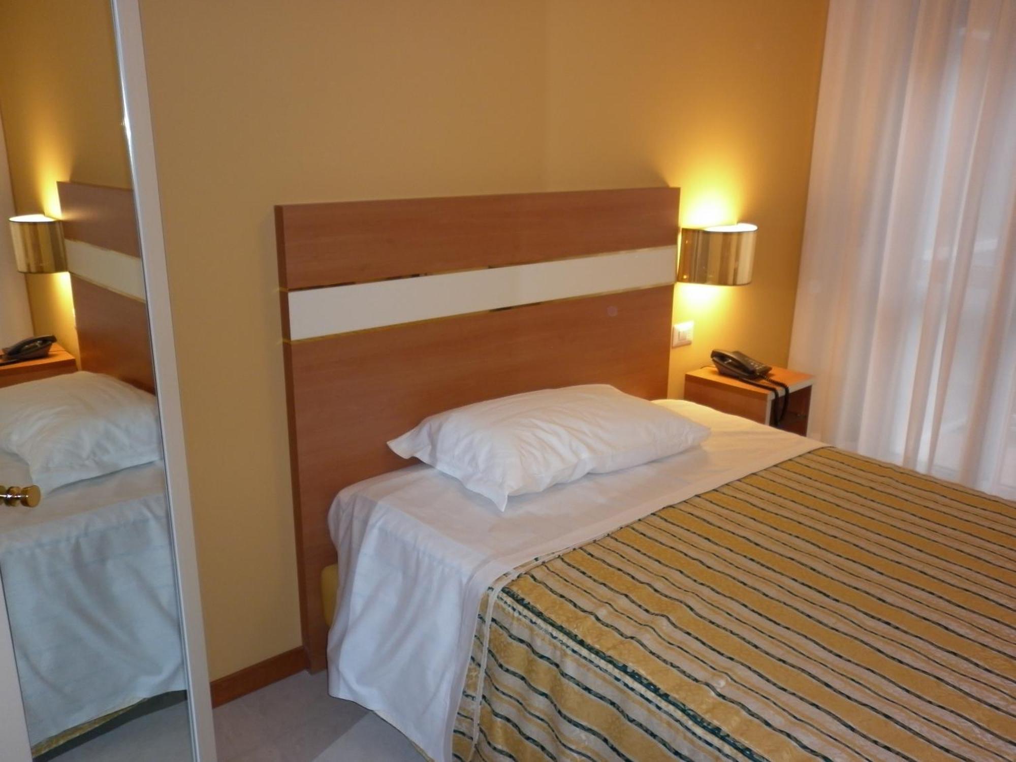 Hotel Gf Cesano Boscone Exterior photo