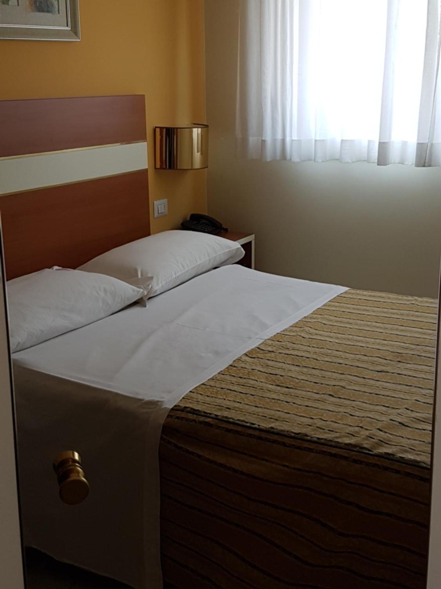 Hotel Gf Cesano Boscone Exterior photo