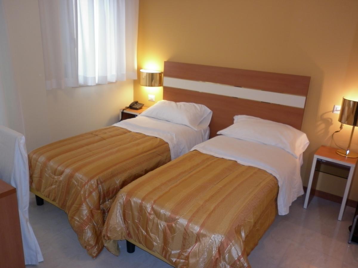 Hotel Gf Cesano Boscone Exterior photo