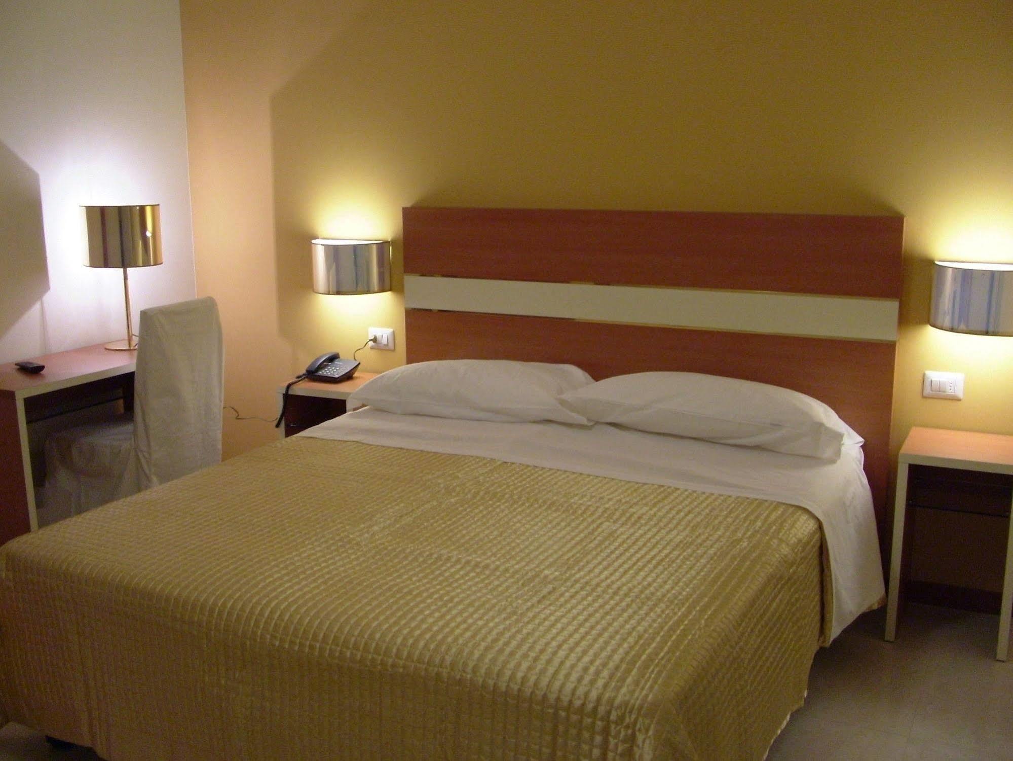Hotel Gf Cesano Boscone Exterior photo
