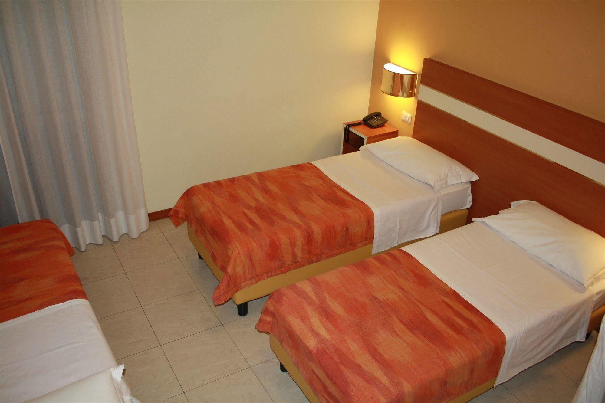 Hotel Gf Cesano Boscone Exterior photo